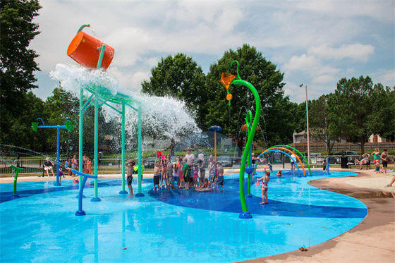 Specjalnie zaprojektowany wodny park z włókna szklanego, wiaderko do nalewania i stalowa zasłona wodna