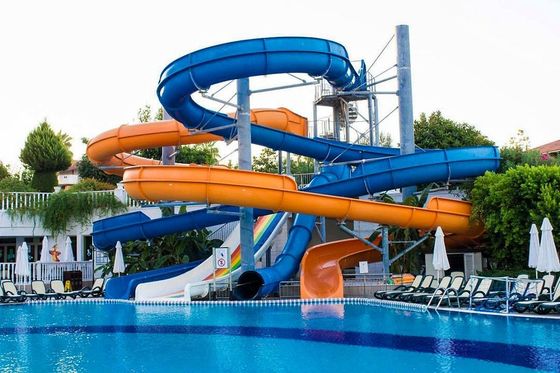 Komercyjny park rozrywki przejeżdża wodną zjeżdżalnię z włókna szklanego