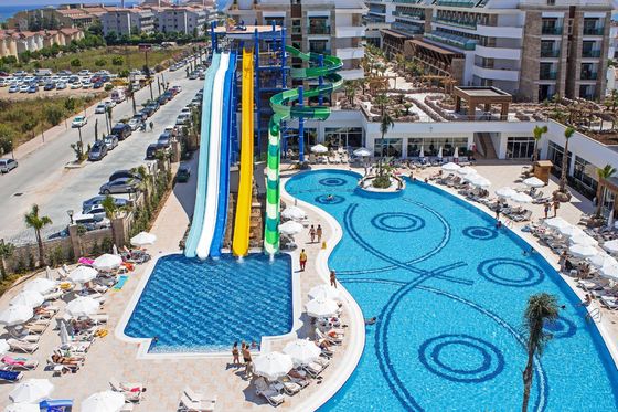 Wodny park rozrywki dla dzieci na świeżym powietrzu Slizgi w basenie