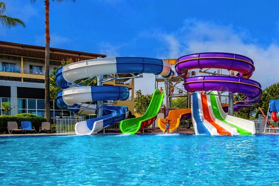 Wodny park rozrywki basen zewnętrzny dzieci jeżdżą na slajdach z włókna szklanego