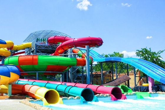 Dzieci, park rozrywki na świeżym powietrzu, dzieci, plac zabaw wodnych.