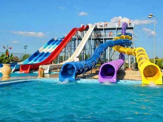 Park wodny basen atrakcja dzieci bawią się w wodne zjeżdżalnie z włókna szklanego