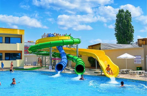 Wodny plac zabaw, sporty, basen, sprzęt do pływania, zjeżdżalnia