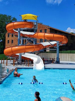 Komercyjny park wodny Wodny rozrywka Gra pomarańczowa Spiral Single Slide dla dorosłych