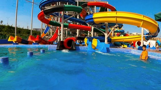 Wyposażenie basenu małe ślizgacze spiralne dla komercyjnych placów zabaw na świeżym powietrzu