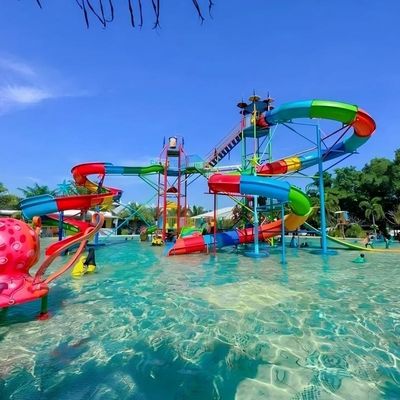 Wodny park rozrywki, basen zewnętrzny, mała ślizgaczka wodna z włókna szklanego