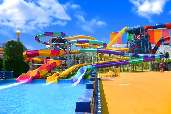 Dobra cena. Duże wyposażenie rekreacyjne na świeżym powietrzu Aqua Park Szklanowodowe zjeżdżalniki wodne Wodne gry Plac zabaw Wodny zjeżdżalnik do basenu Otwarty spiralny Nadaje się do dorosłych i dzieci Dostosowanie w Internecie