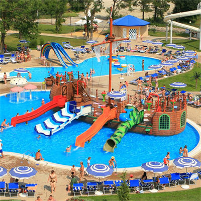 Popularny wodny plac zabaw dla dzieci Aqua Park z basenem i zjeżdżalniami w kształcie statku pirackiego z brodzikami